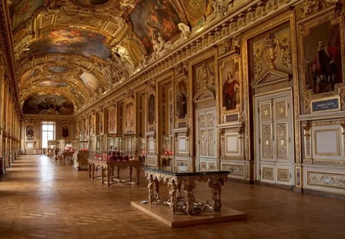 Какой из музеев из списка больше по площади?