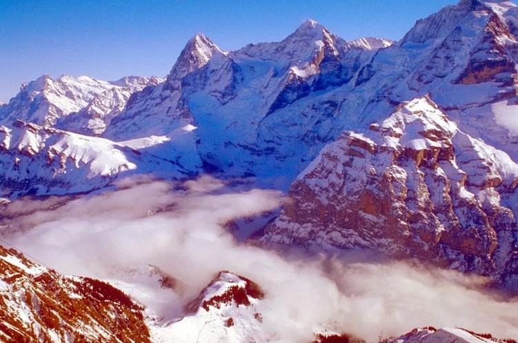 В какой стране расположен Кашгарский хребет?