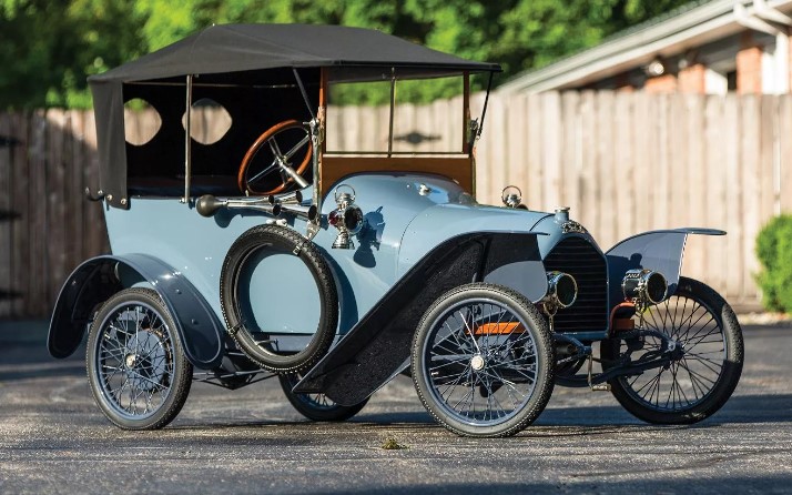 Как назывался автомобиль, разработанный конструктором Этторе Бугатти, представленный на Парижском салоне в 1901 году?