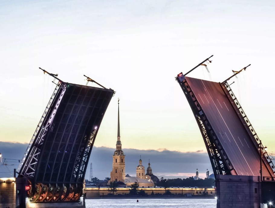 Какие острова соединяет Троицкий мост?