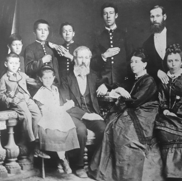  Этот писатель родился третьим ребёнком в семье таганрогского купца, владельца бакалейной лавки.