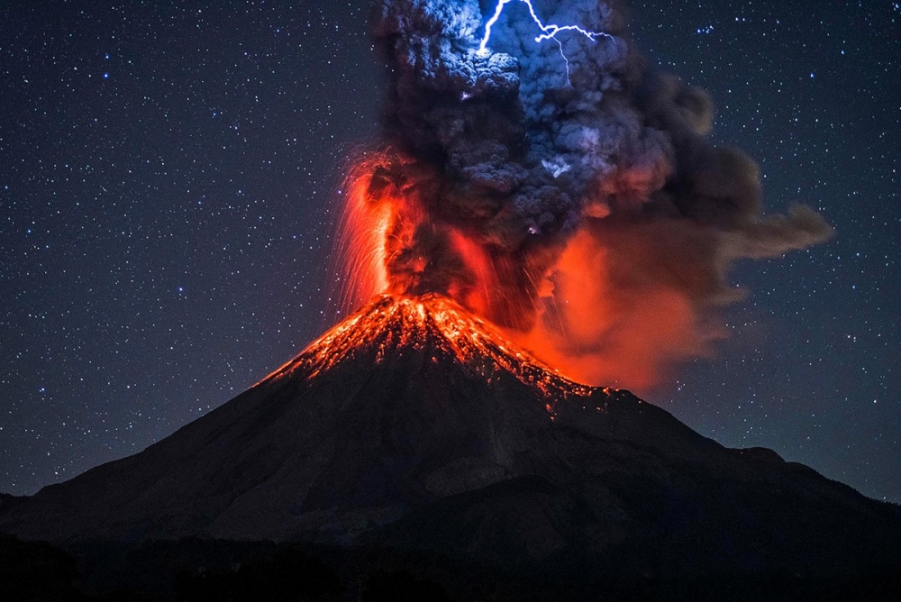 Самый большой действующий вулкан Земли Льюльяйльяко. Находится в центральных Андах, на границе Чили и Аргентины. Высота вершины 6723 м. Вулкан - это окно в глубины Земли. Извержение вулкана - бедствие для населения и праздник для: