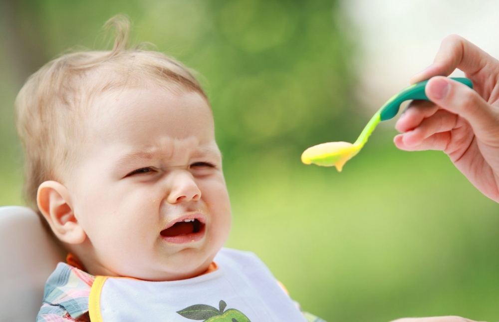 Малыш (2-4 года) отказывается наотрез есть кашу, требует сладкого. Как следует поступить?