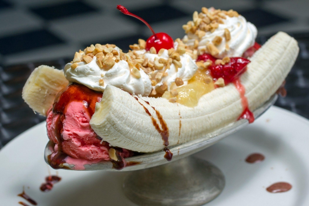 Банановый сплит — это один из вариантов десерта с мороженым ...