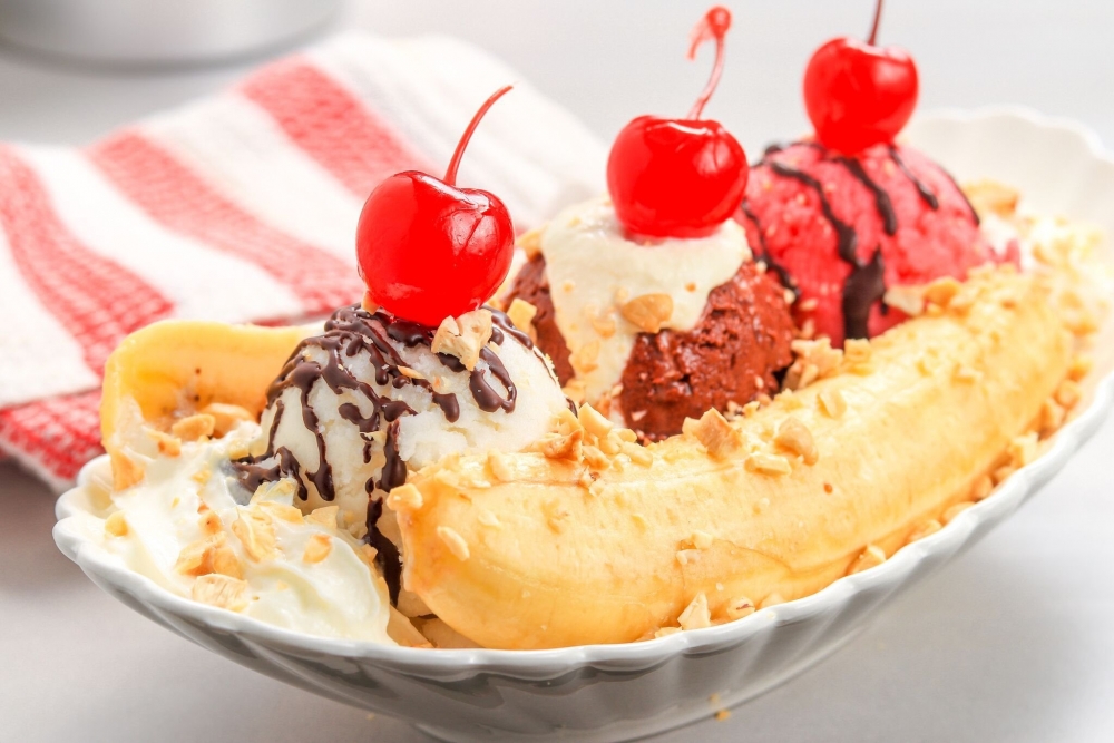 Банановый сплит — это один из вариантов десерта с мороженым ...