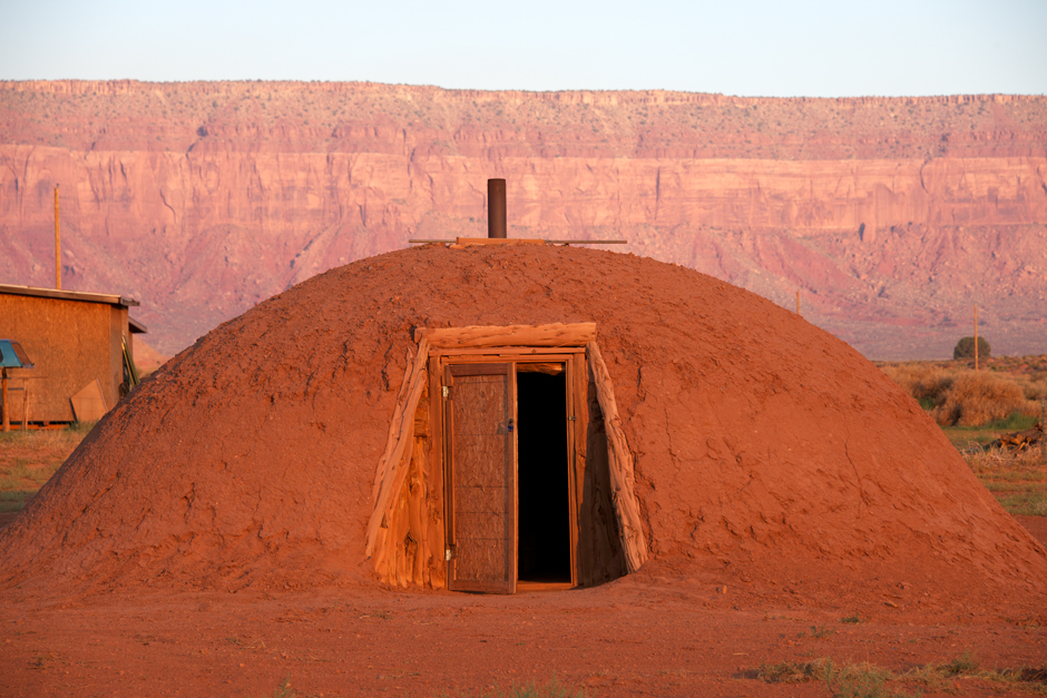 У индейцев навахо существует множество табу и обычаев, связанных с традиционным жилищем — хоганом. Какая традиция из нижеперечисленных не относится к обычаям навахо?  