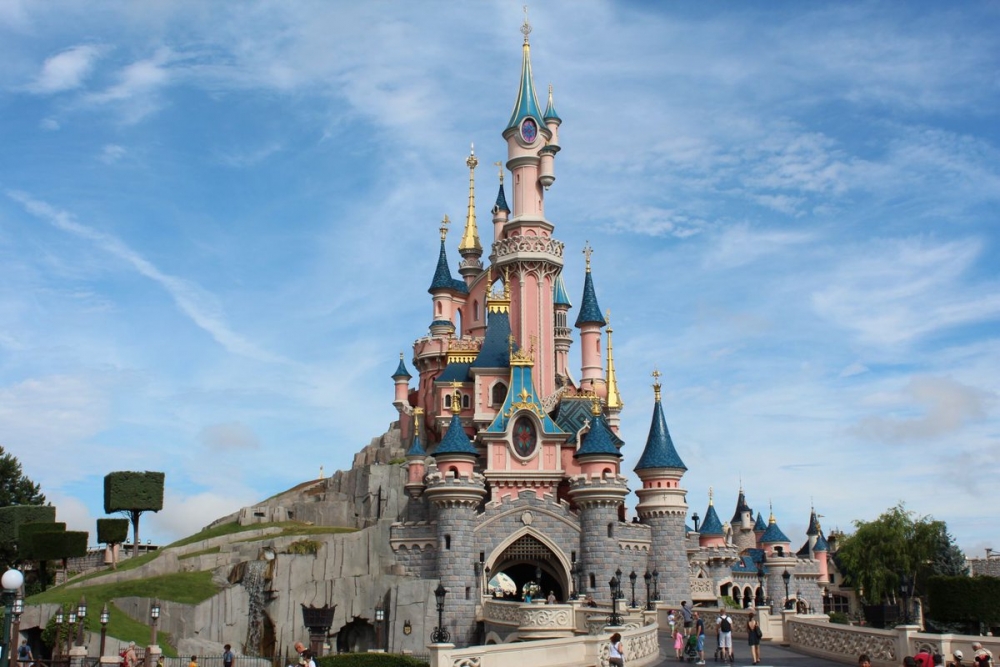 Какой замок стал источником вдохновения при строительстве замка Спящей красавицы в парижском Диснейленде?