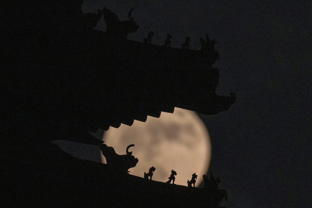 Изображение какого существа видели на полной Луне древние китайцы?