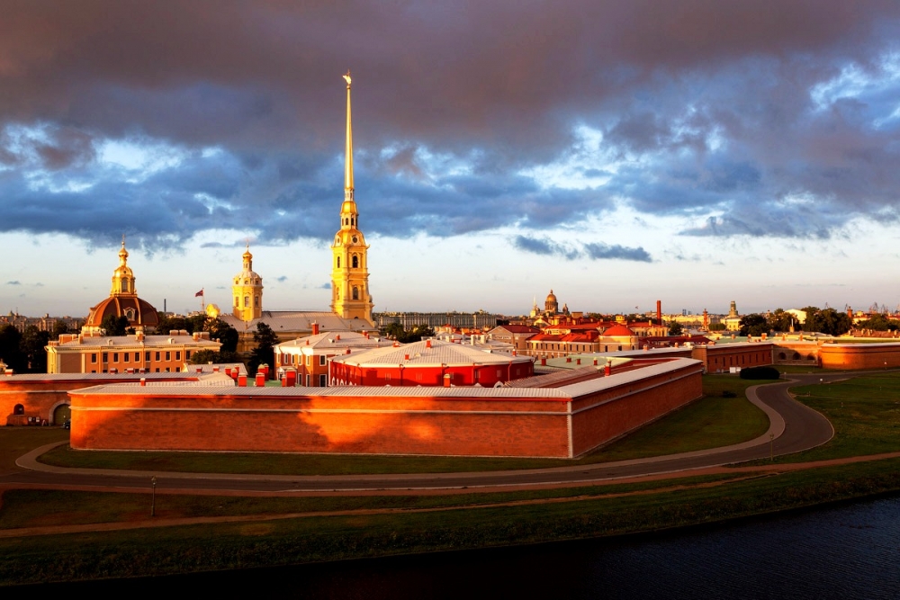 Какой из мостов через Большую Неву находится рядом с Петропавловской крепостью?