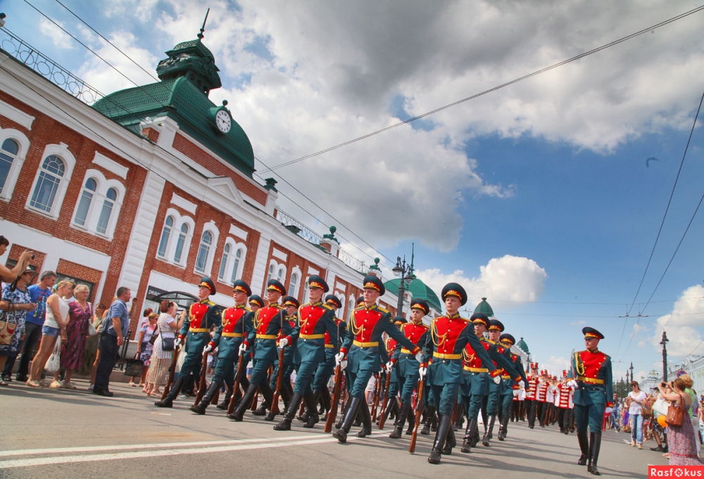 Какой спортивный праздник состоялся впервые в Омске в августе 1990 года и с тех пор ежегодно проводится в канул празднования Дня города?