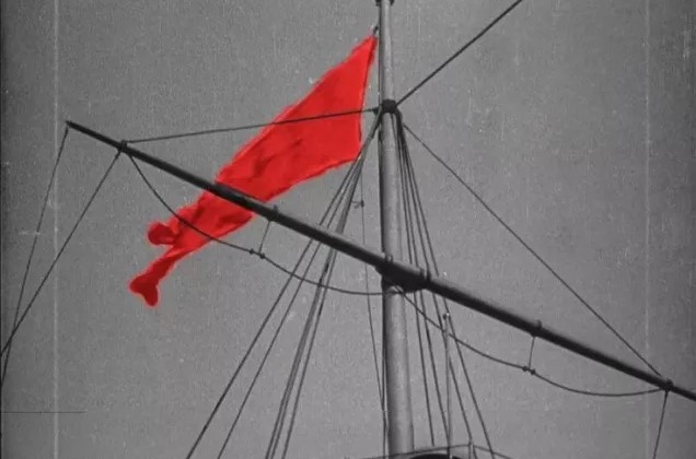 В каком советском фильме впервые в кинематографе появился «красный флаг», ставший одним из символов коммунизма.