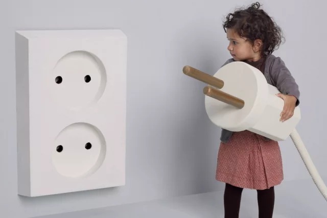 В съёмной квартире жилец обнаружил только одну работающую электрическую розетку. Что он подключил?