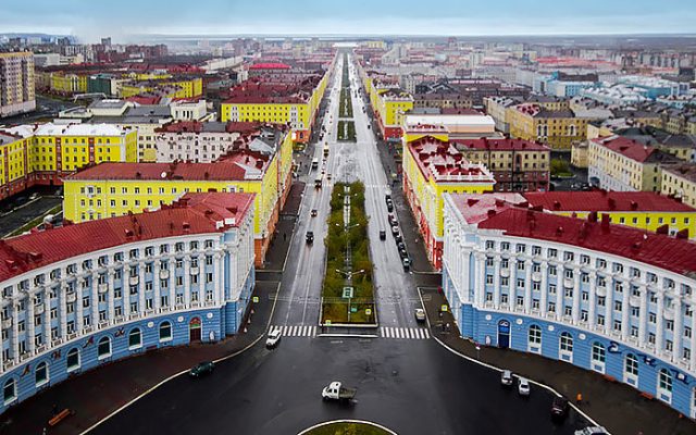 Этот город назван по реке, которая соединяет озера Пясино и Ламское. Он находится в 120 км от порта Дудинка. Геолог Н.Н.Урванцев открыл в этом районе месторождения никелевых и платиновых руд. Город строили заключенные сталинских лагерей. Что это за город?