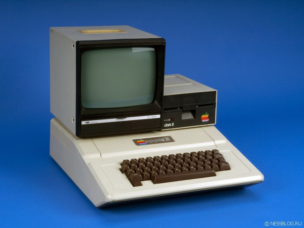 Год выпуска персонального компьютера. Apple II 1977. Первый компьютер Эппл 2. Эппл 2 компьютер 1977. Эппл 1 компьютер.