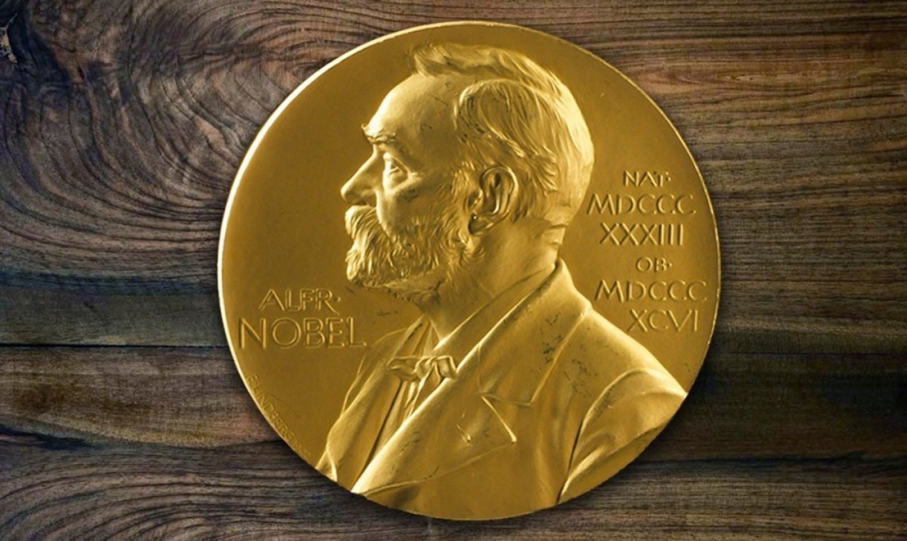 Какая из этих премий вручается вместе с остальными Нобелевскими наградами, но не является наследием Альфреда Нобеля?
