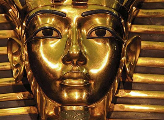 В каком возрасте Тутанхамон вступил на престол?