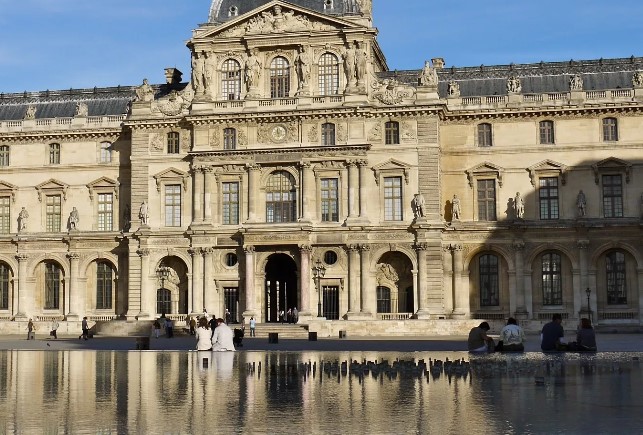 В каком музее находится знаменитая картина Айвазовского «Девятый вал»?