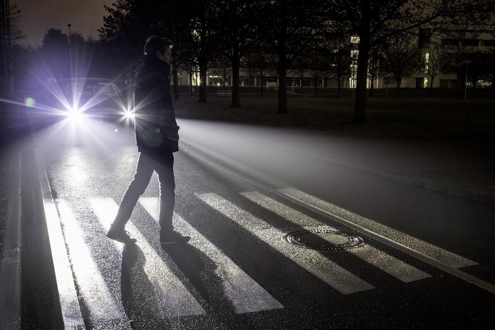 Что должен обязательно прикрепить к своей одежде и сумке пешеход, если он движется по дороге с плохой видимости тёмное время суток: