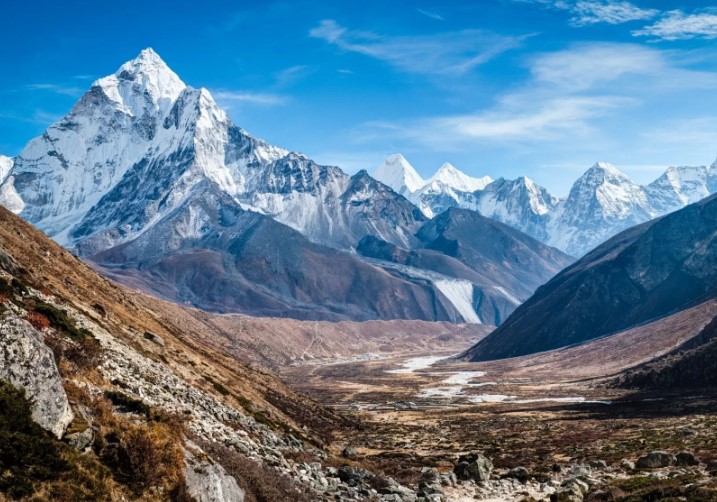 Как называется восточная стена горы Джомолунгма?