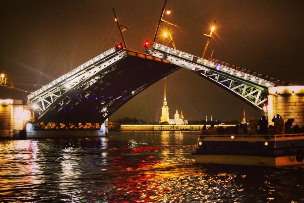 Какой мост находится выше по течению?