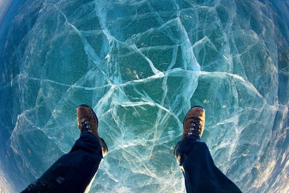 Расскажите, как вы будете переправляться, если лед ненаде­жен, а обойти его нет возможности: