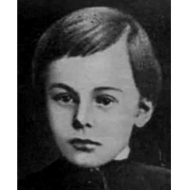 Этот писатель родился в Сорчинцах в семье драматурга и театрального деятеля, и был назван в честь православного святого.