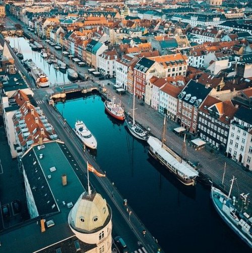 Эта столица расположена на островах Зеландия, Слотсхольмен и Амагер.