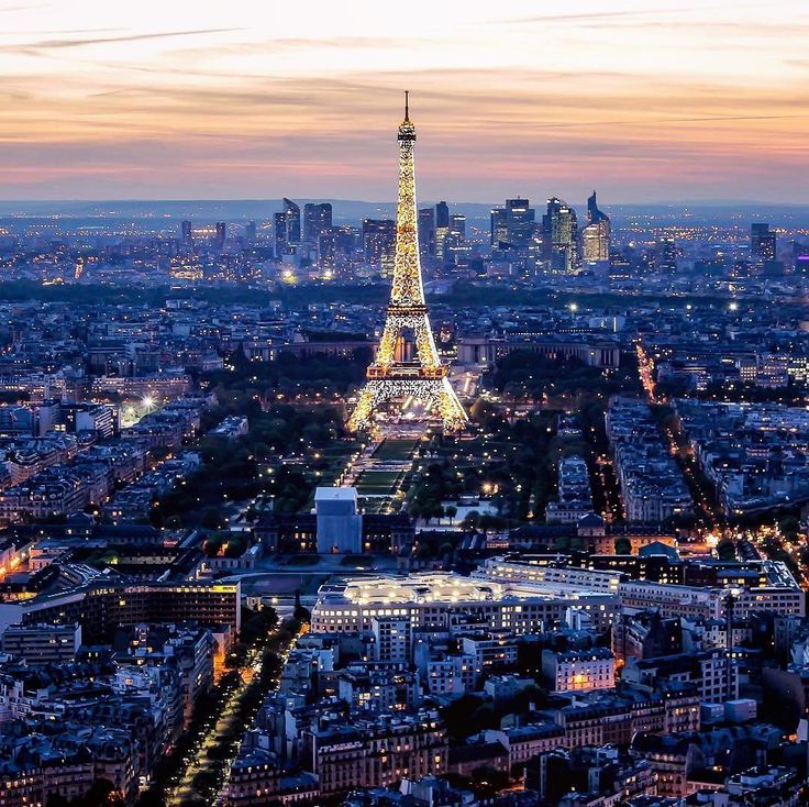 Как называется знаменитое кабаре в Париже, построенное в 1889 году, находящееся на бульваре Клиши?