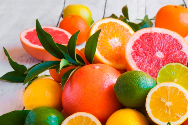 В зависимости от плодов, с которых она снимается, различают лимонную, апельсиновую, померанцевую, грейпфрутовую и другие её виды.
