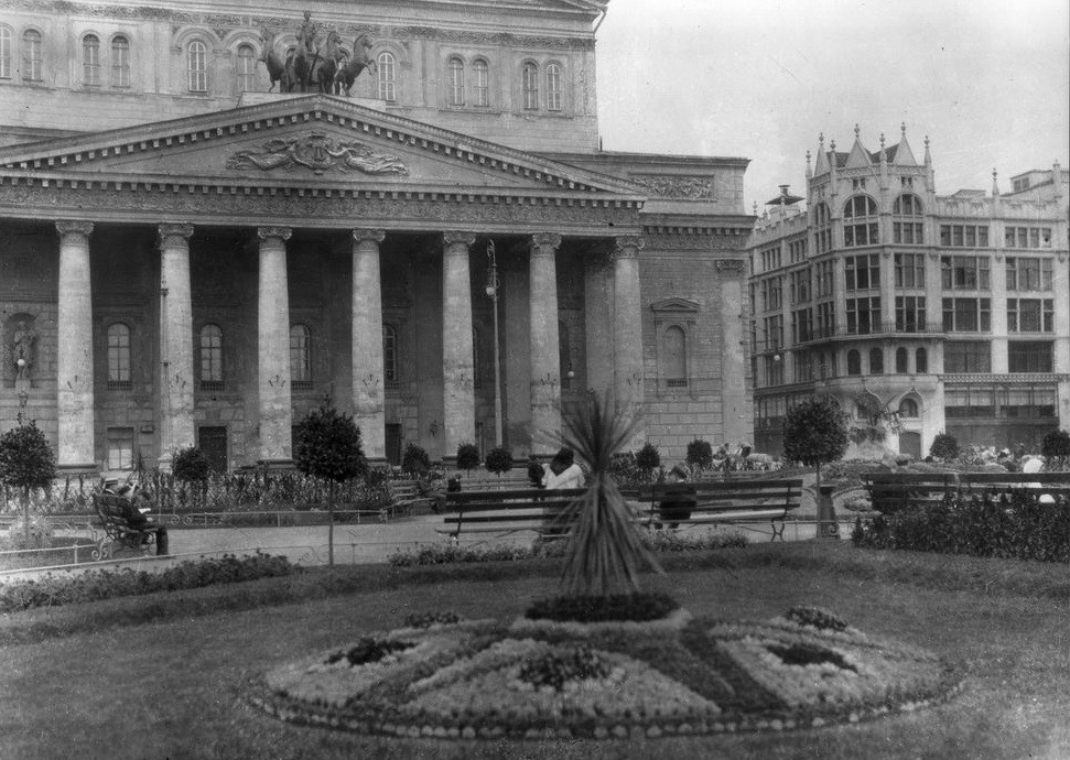 «На широкой площади возвышается Петровский театр, произведение но﻿вейшего искусства, огромное здание, сделанное по всем правилам вкуса, с плоской кровлей и величественным портиком…» – писал Лермонтов в «Панораме Москвы». Что это за театр?