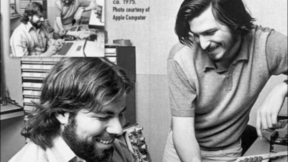 Основателей компании, Стива Джобса и Стива Возняка наградили медалями за развитие технического прогресса. Это произошло ...
