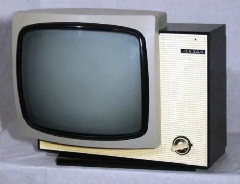 Какую особенность имел телевизор «Вечер», представленный на фото?