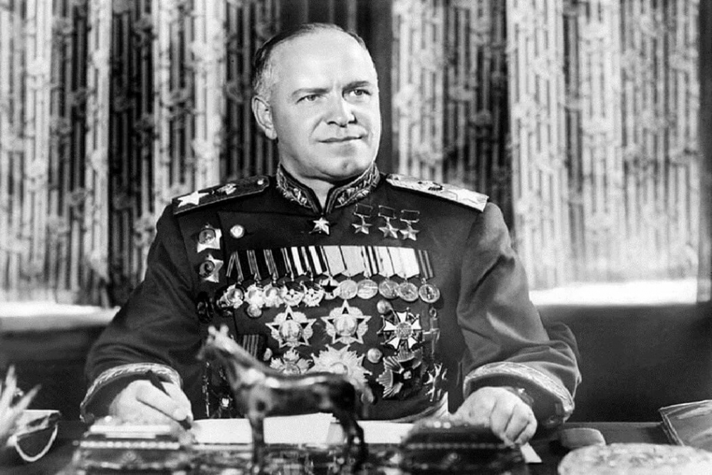 Что в своих воспоминаниях маршал Жуков назвал выходными туфлями в клетку?