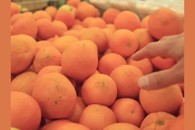 Ты покупаешь апельсины. В одном месте их продают по цене 50 рублей за кг. Но если покупаешь больше 5 кг, дают скидку 10%. В другом месте продают любой вес по цене 40 рублей за кг. Где выгоднее купить товар, если ты готов взять 6 кг апельсинов разом?