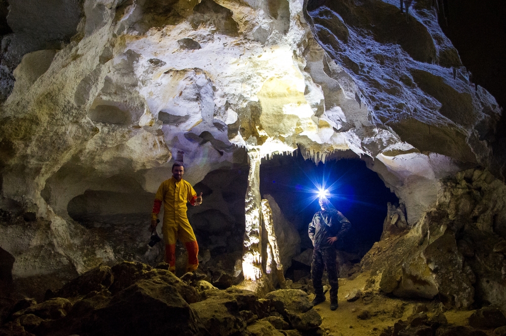 Любители спелеотуризма исследуют пещеры и подземные ходы. Там может быть очень красиво, но нужно пользоваться специальным снаряжением и не страдать от клаустрофобии