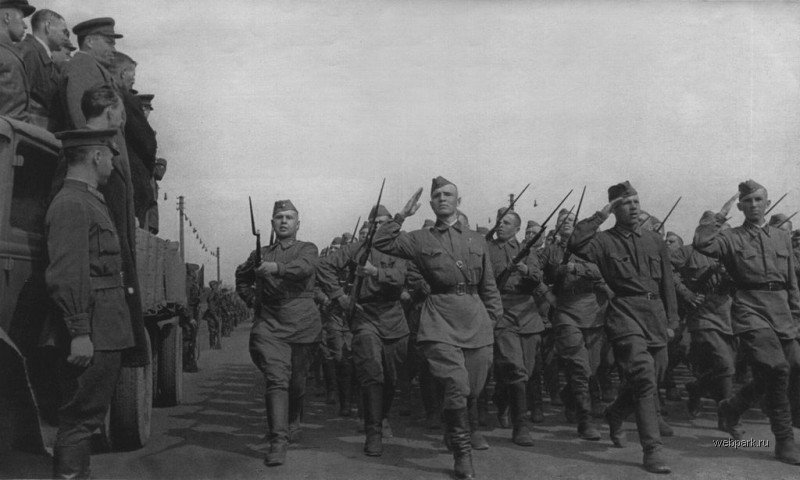 Закончи предложение: «В результате Сталинградской битвы в плен был взят немецкий фельдмаршал...»