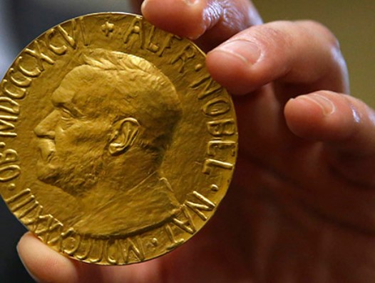 Какая из этих премий вручается вместе с остальными Нобелевскими наградами, но не является наследием Альфреда Нобеля?