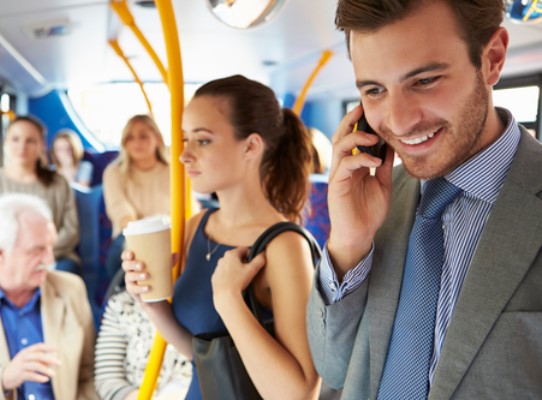 Считается ли культурным разговаривать в транспорте по телефону?
