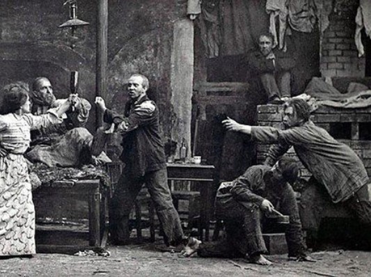 Где происходит действие поэмы Горького “На дне”?