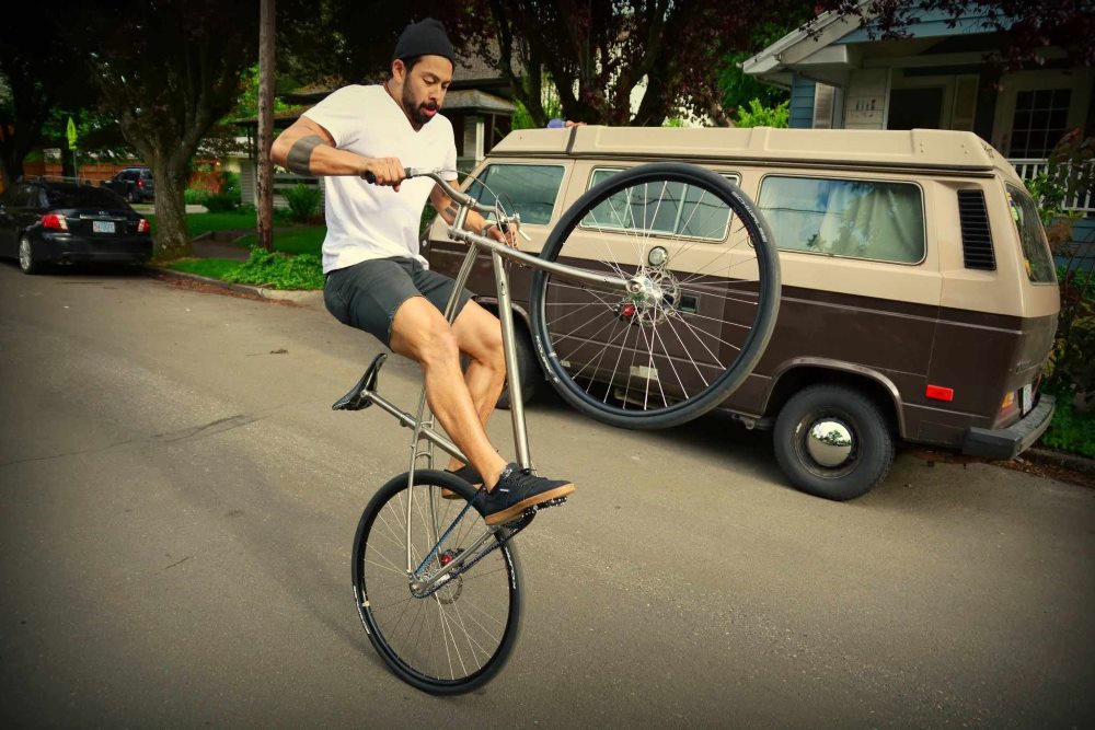 Как называется езда на заднем колесе на велосипеде?