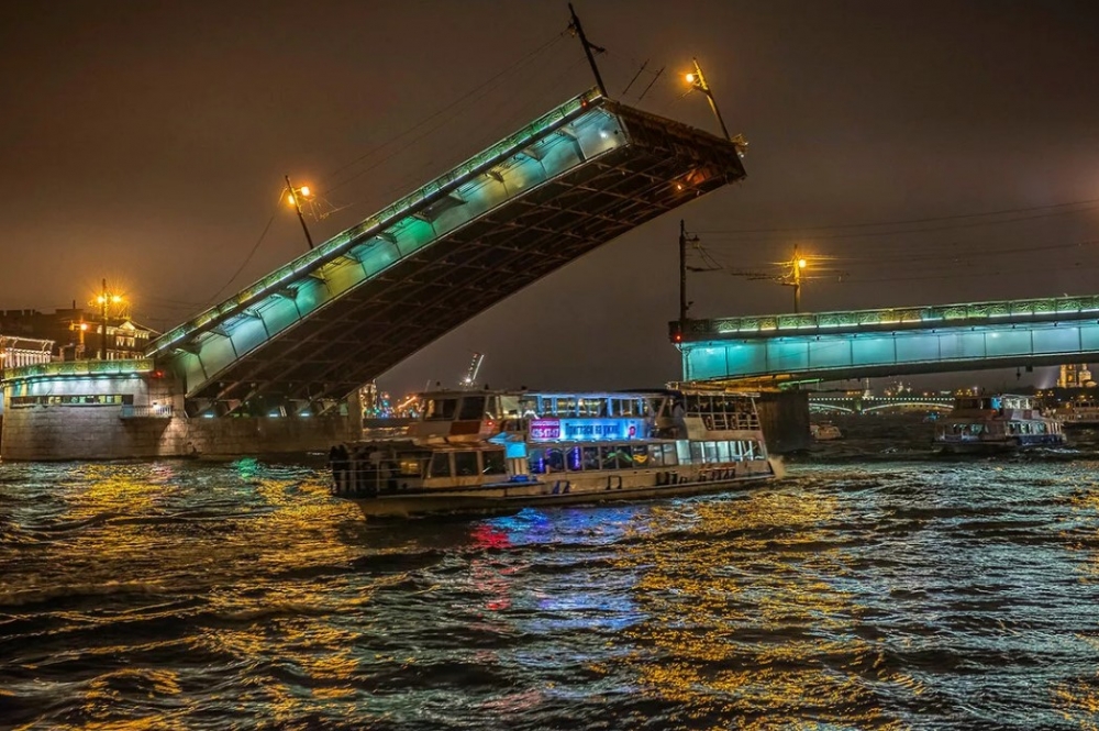 Какие острова соединяет Сенной мост?