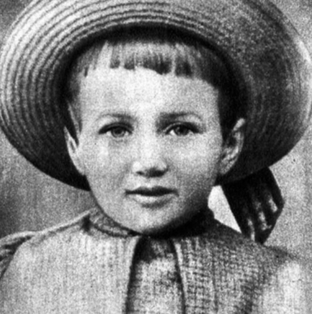 Эта поэтесса родилась в одесском районе Большой Фонтан третьим ребенком в семье потомственного дворянина.