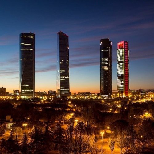   Это государство на севере граничит с Францией и Андоррой.