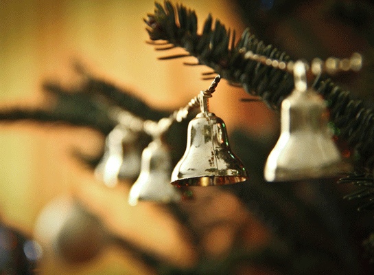 Немного зарубежной эстрады. Эту вы точно знаете — рождественская песня Carol of the Bells — Hark how the bells//sweet silver bells//all seem to say,// throw cares away. Народная она?
