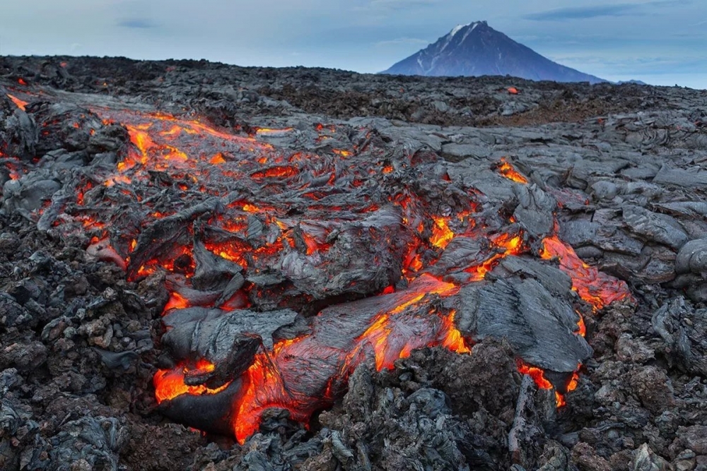 Этот вулкан имеет три кратера. Расположен он в Эквадоре, на восточном склоне Анд.