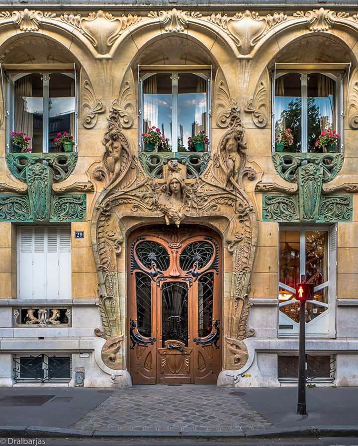 Кто архитектор одного из зданий Парижа, созданных в стиле модерн, которое получило название «Керамический отель»?