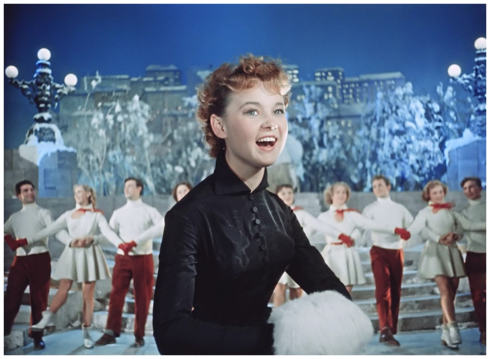 Сколько времени в кадре на часах в знаменитой песне, которую спела Людмила Гурченко в фильме «Карнавальная ночь»?