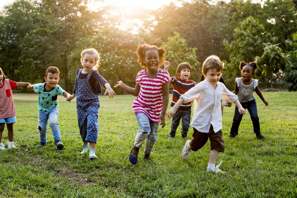 Какую настройку очень важно скорректировать, когда мы фотографируем детей, бегающих или играющих в игрушки?
