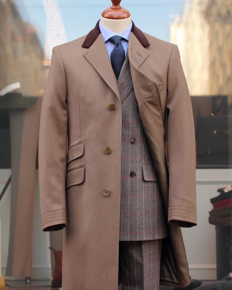 Как называется легкое мужское пальто, представляющее собой удлиненный пиджак?