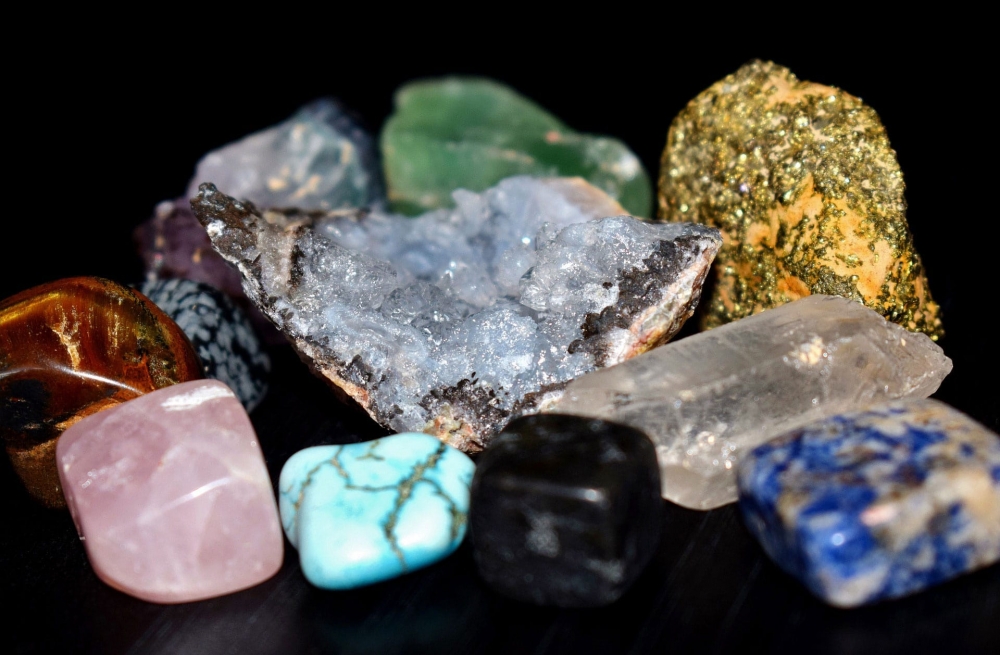 Какой из этих камней не является полудрагоценным ?
